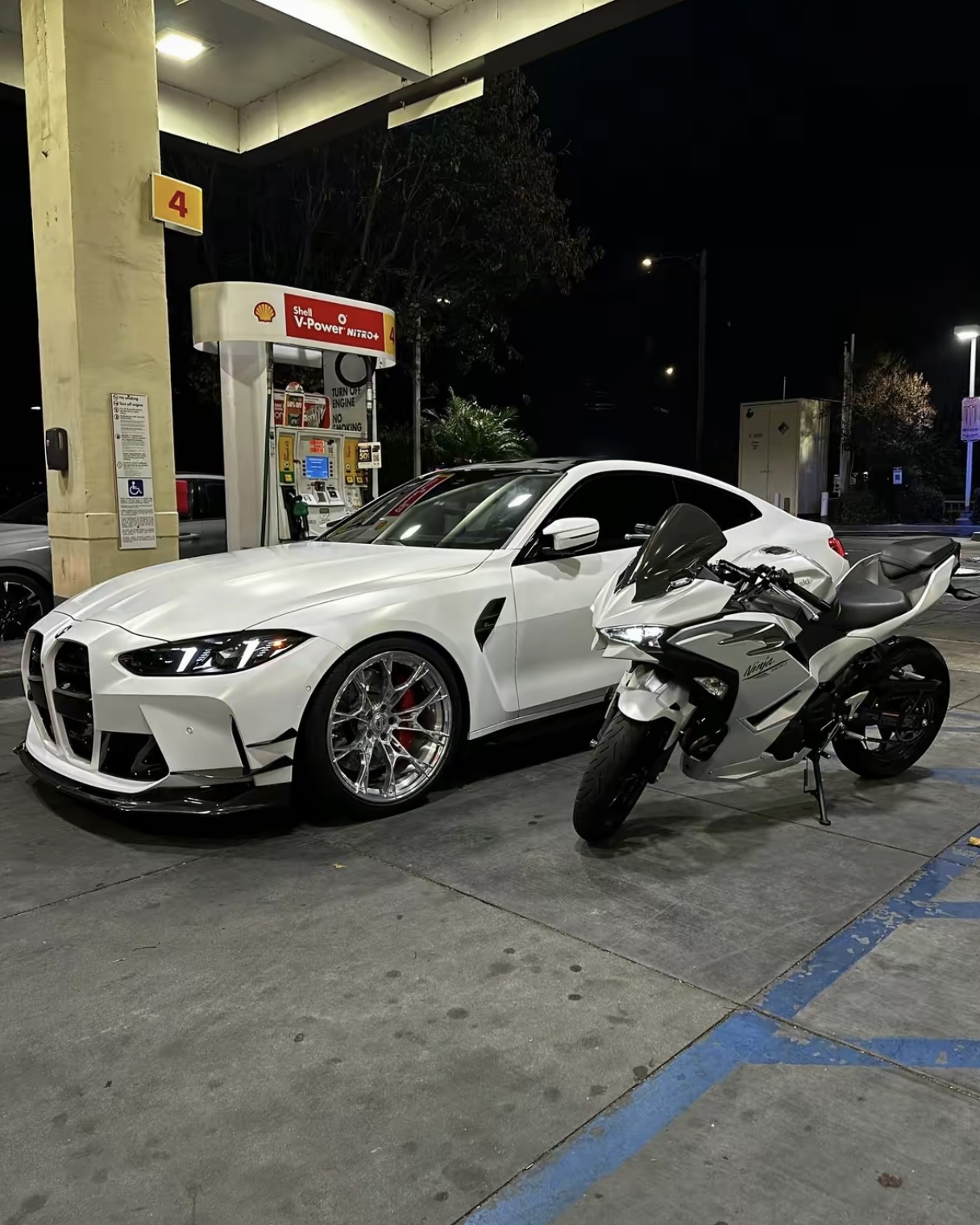 G82 BMW M4 with Motivo Forged MB-A custom wheels in gloss polished clear finish side view