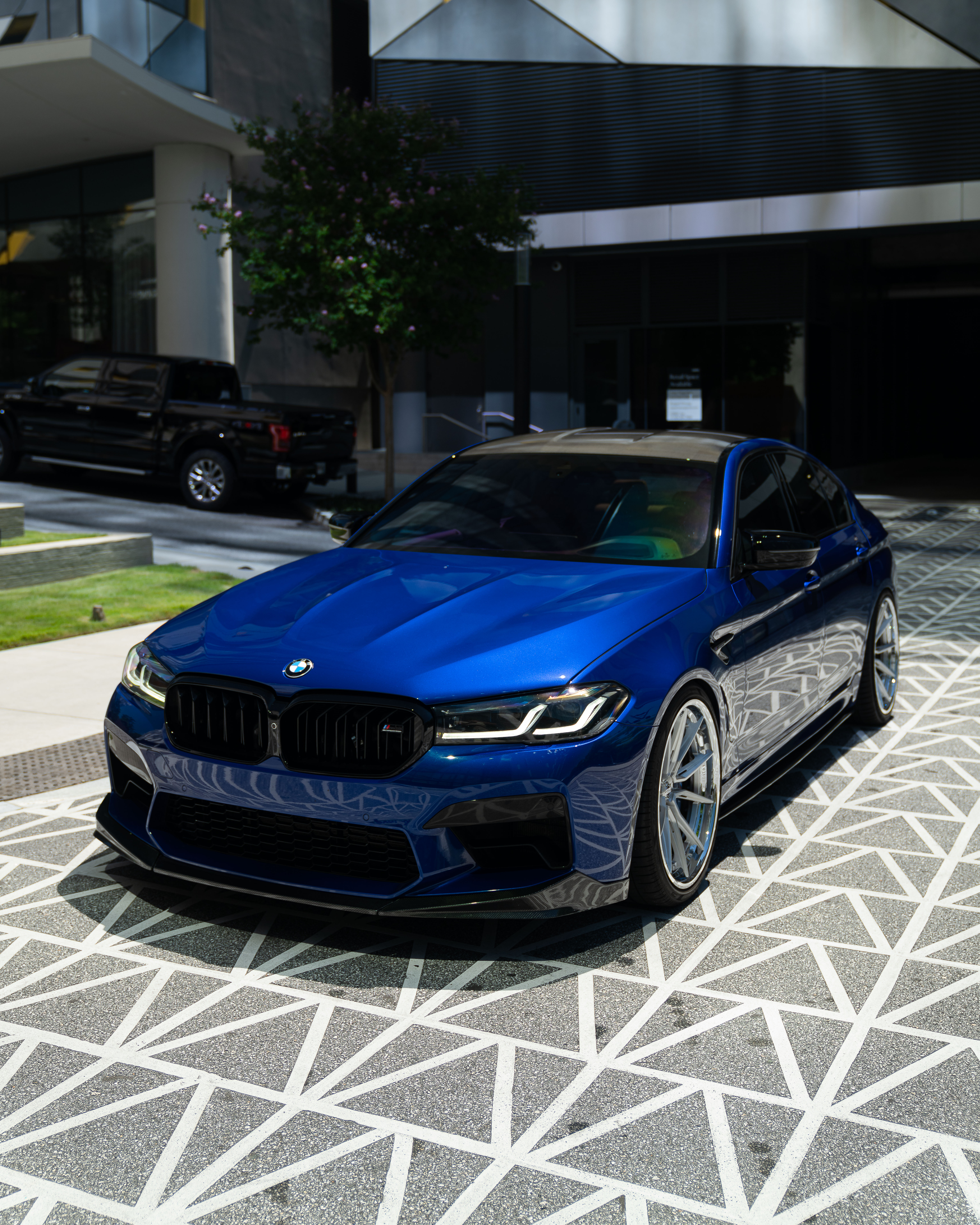 F90 BMW M5 LCI with Motivo Forged CS-R custom wheels in gloss brushed clear face and chrome lip front view