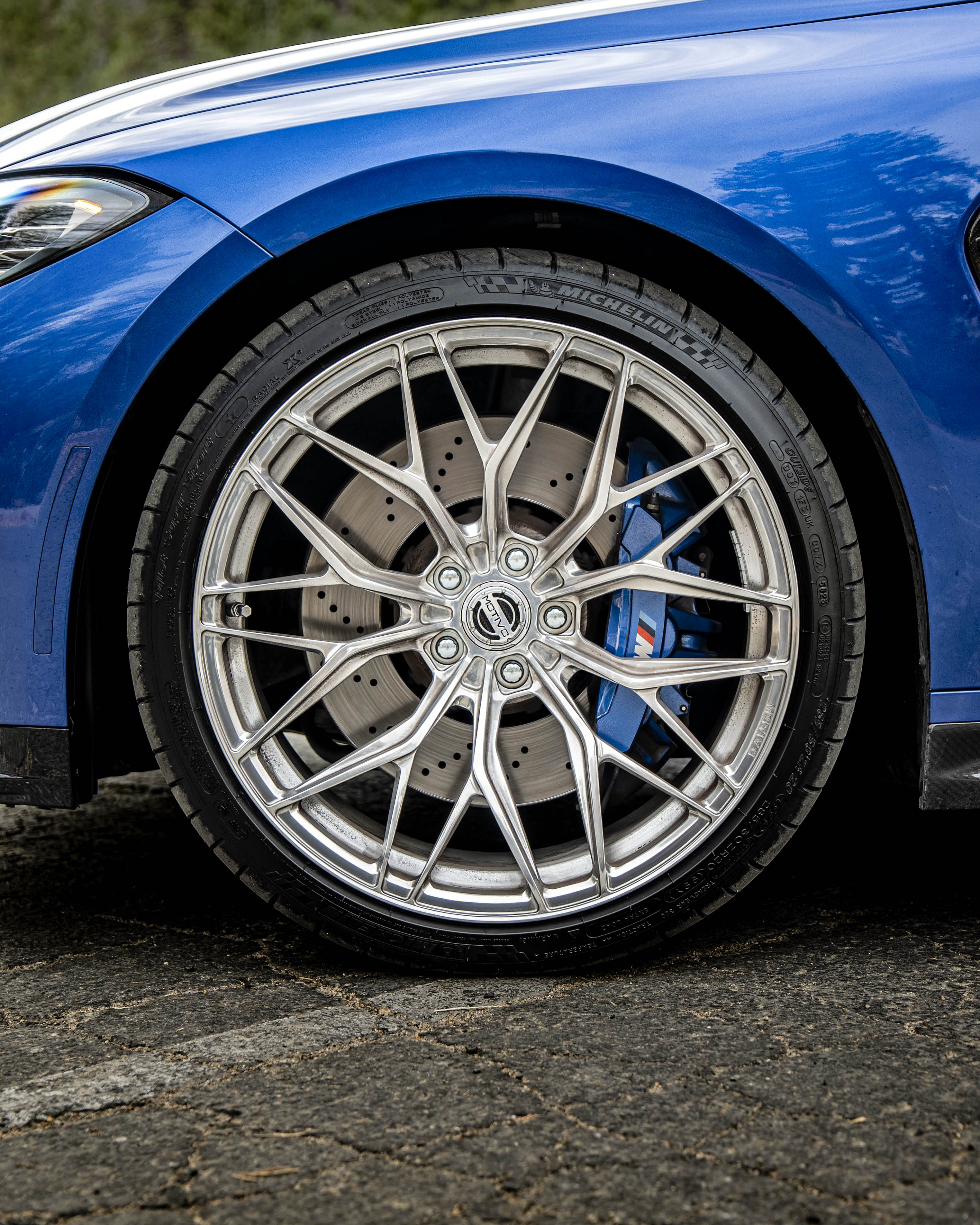 G82 BMW M4 with Motivo Forged MB-E custom wheels in gloss polished clear finish front wheel view