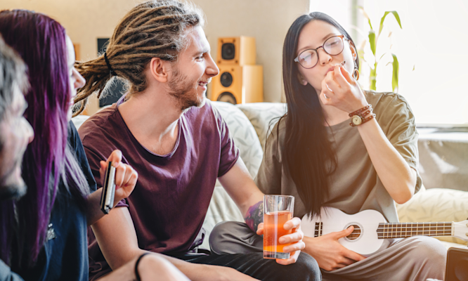 Edibles vs Smoking: Understanding Timing and Experience Differences