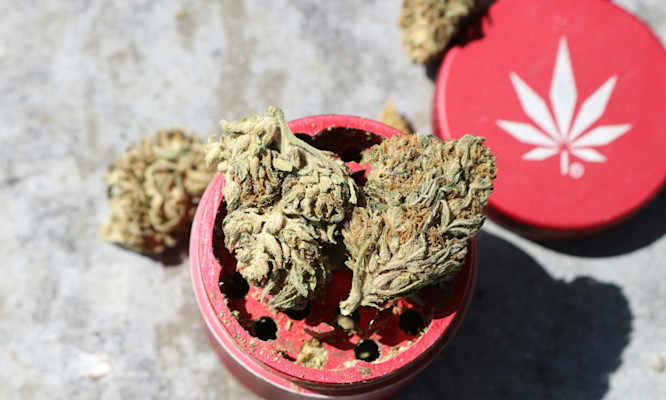 How to Smoke Moon Rocks Step by Step Without Wasting Product