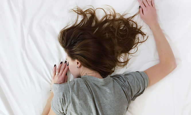What Happens When You Sleep High and Why Your Body Reacts That Way