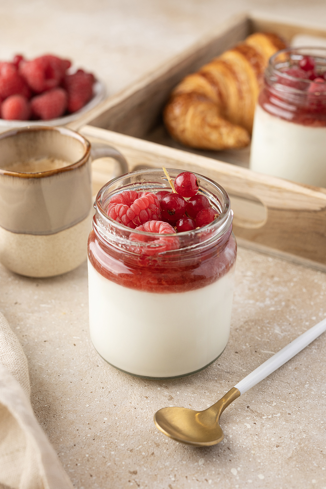 Yaourts-au-lait-de-brebis-et-coulis-de-fruits-rouges