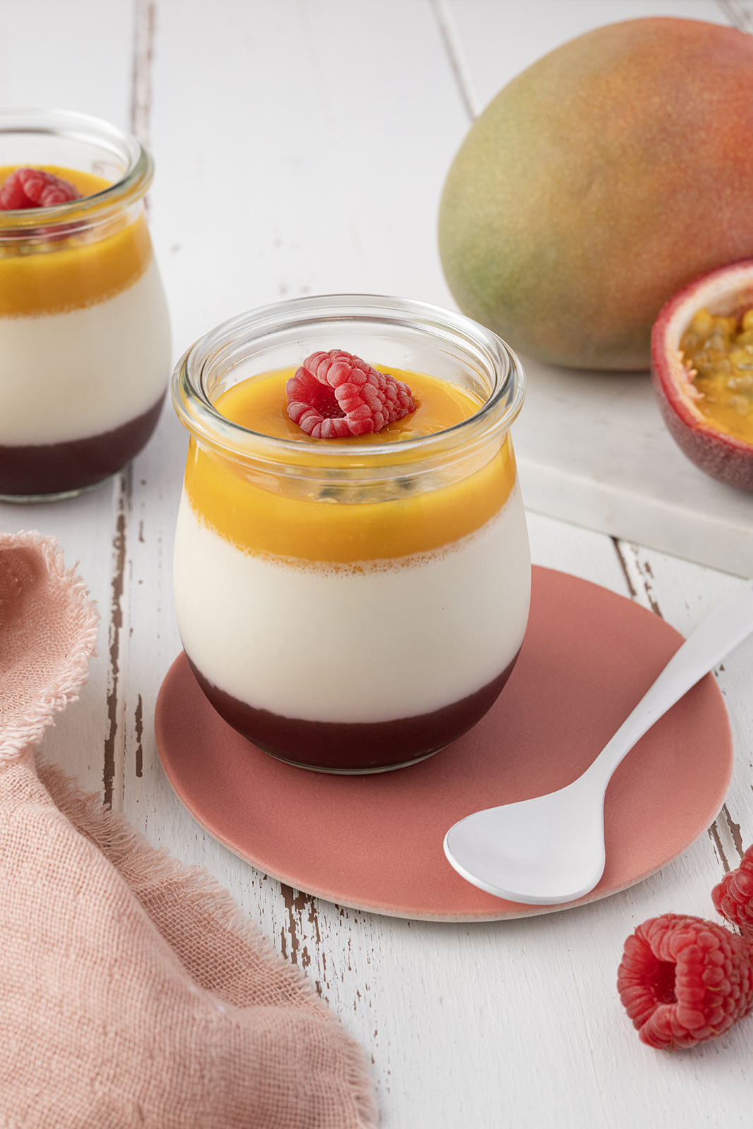 Pana cotta au lait de brebis, confit de framboises et coulis de fruits exotiques