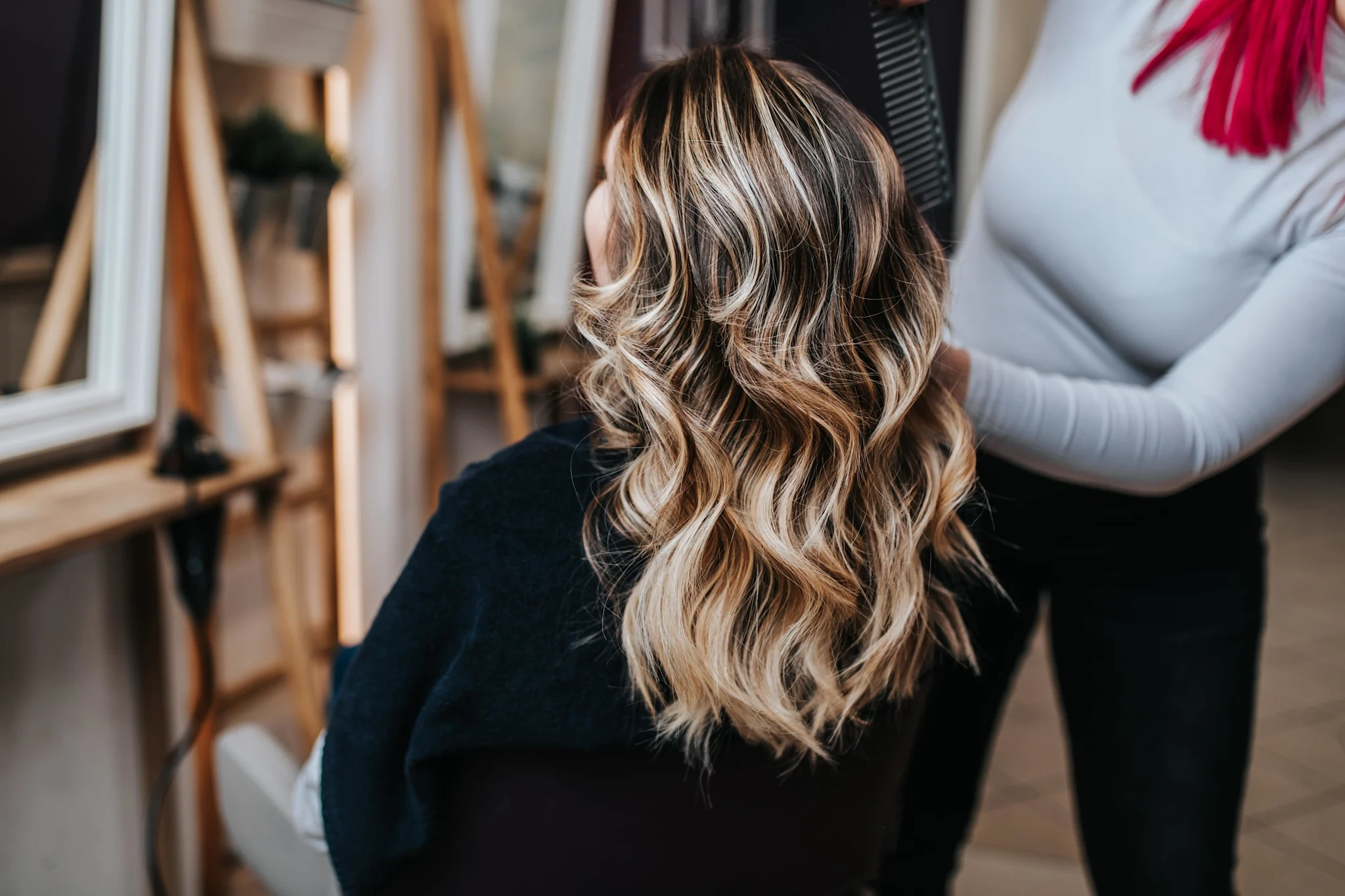 La différence entre balayage, mèches, basses lumières, babylight, ombre et dip dye.