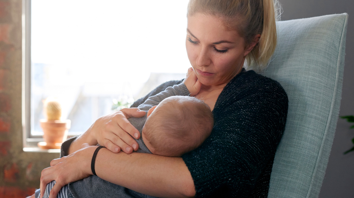 Can Breastfeeding Struggles Lead to Postpartum Depression? | Mom.com