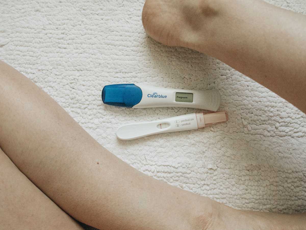 https://images.ctfassets.net/9l3tjzgyn9gr/1y8Imr6INIPpCto2gRJmqf/56118ec9fecea2bd35fa93be01fc2983/one-pink-and-one-blue-positive-pregnancy-test-debb-a-motherhood_t20_ywbbyO.jpg?fm=jpg&fl=progressive&q=50&w=1200&h=900&fit=fill