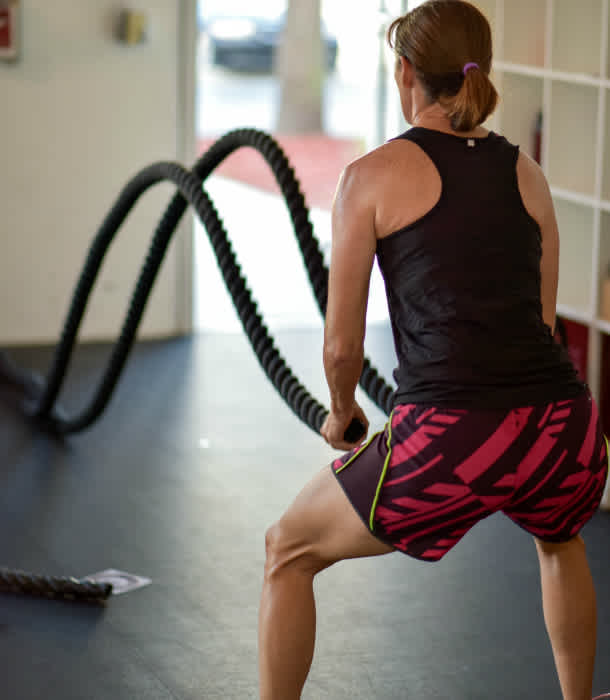 woman-works-out-on-ropes woman-works-out-on-ropes