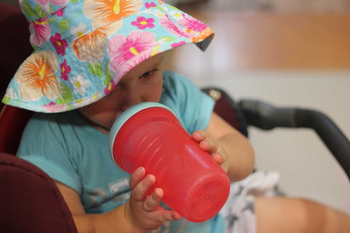 Transition From Bottle To Cup - Who's That Mom?