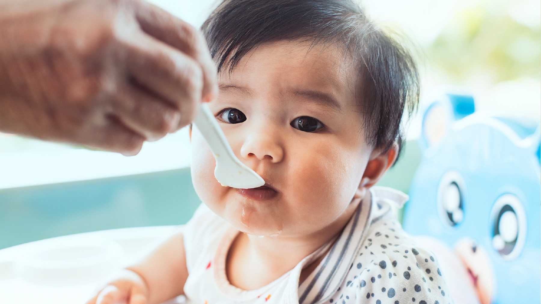 When Do Babies Start Eating Solid Food? | Mom.com