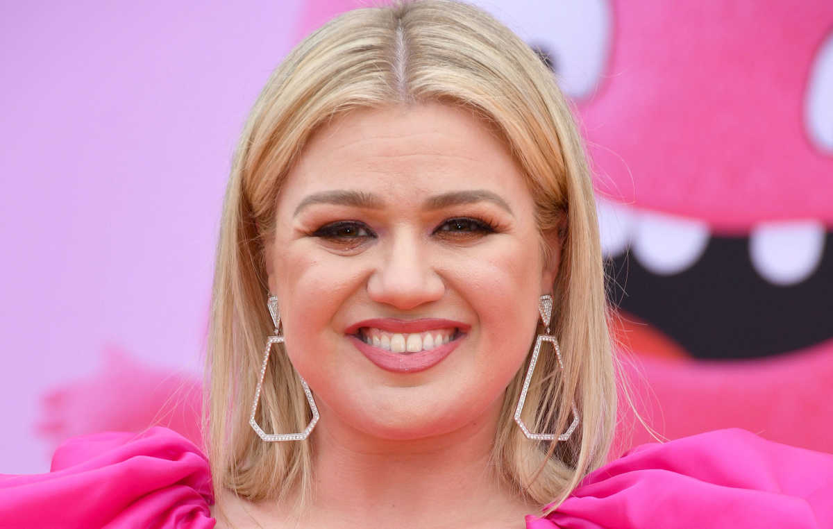 Kelly Clarkson Defends Streaking 8-Year-Old Daughter's Hair 