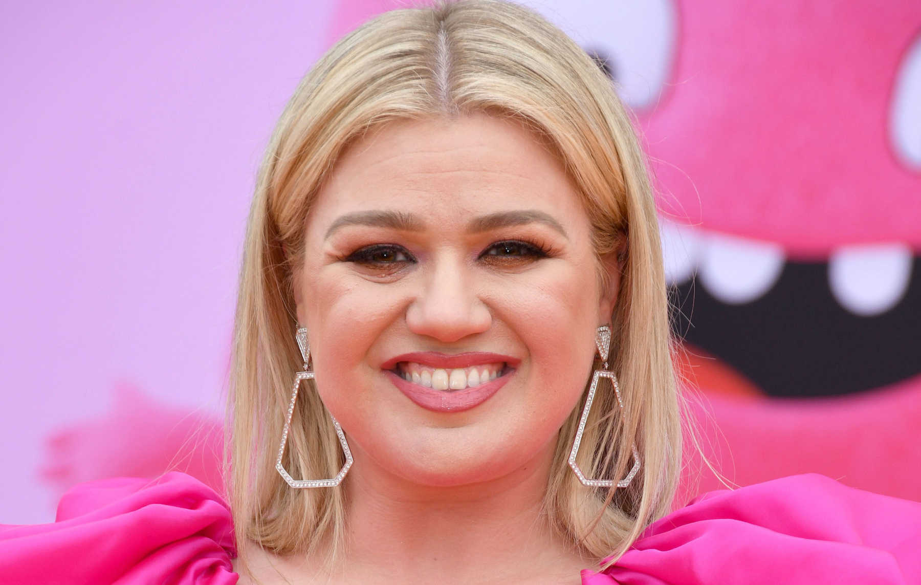 Kelly Clarkson Defends Streaking 8-Year-Old Daughter's Hair | Mom.com