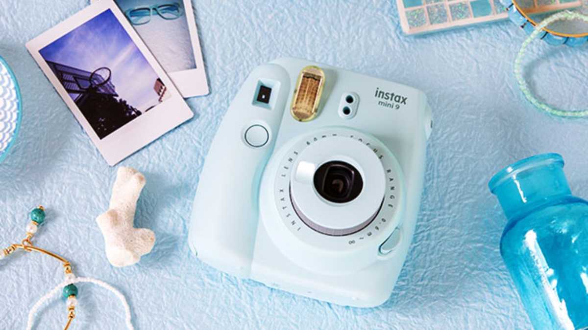 Voordracht jeans onderbreken The FujiFilm Instax Mini 9 Camera Is the Most Fun Way to Capture Family  Memories | Mom.com