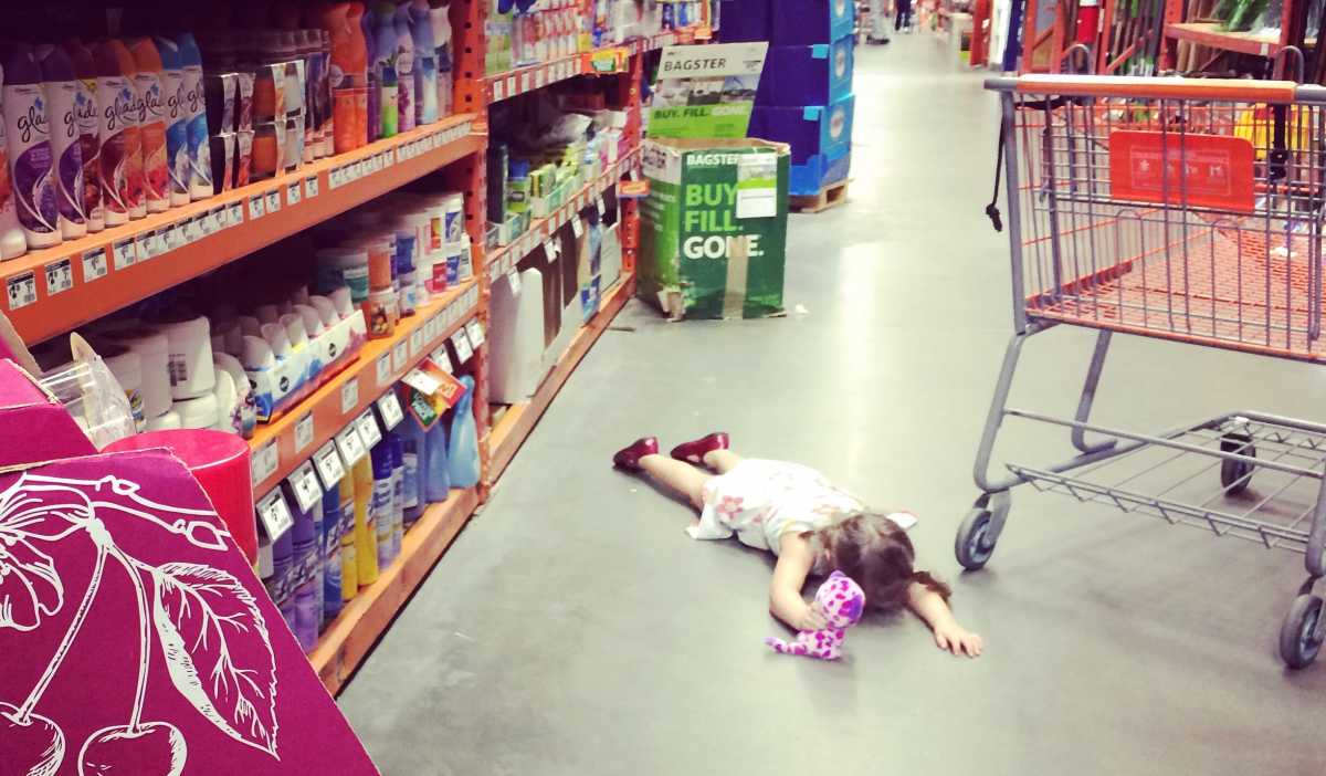 child crying im supermarket ile ilgili görsel sonucu