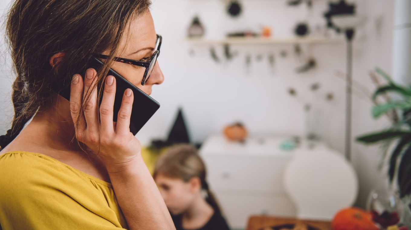 'Phubbing' Your Children Could Increase Their Risk of Depression | Mom.com