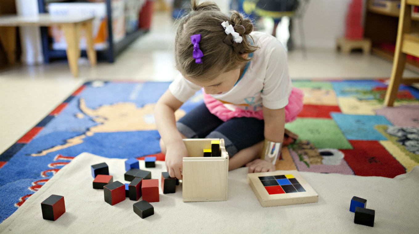 girl-building-with-blocks-at-school t20 VKEpml