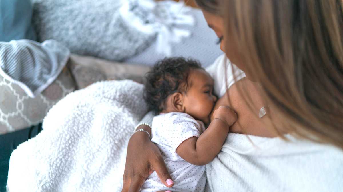 Mandy Moore Reveals She S Expecting Her First Child With Baby Bump Photo Mom Com