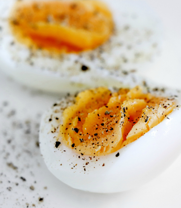 boiled-egg-with-salt-and-pepper
