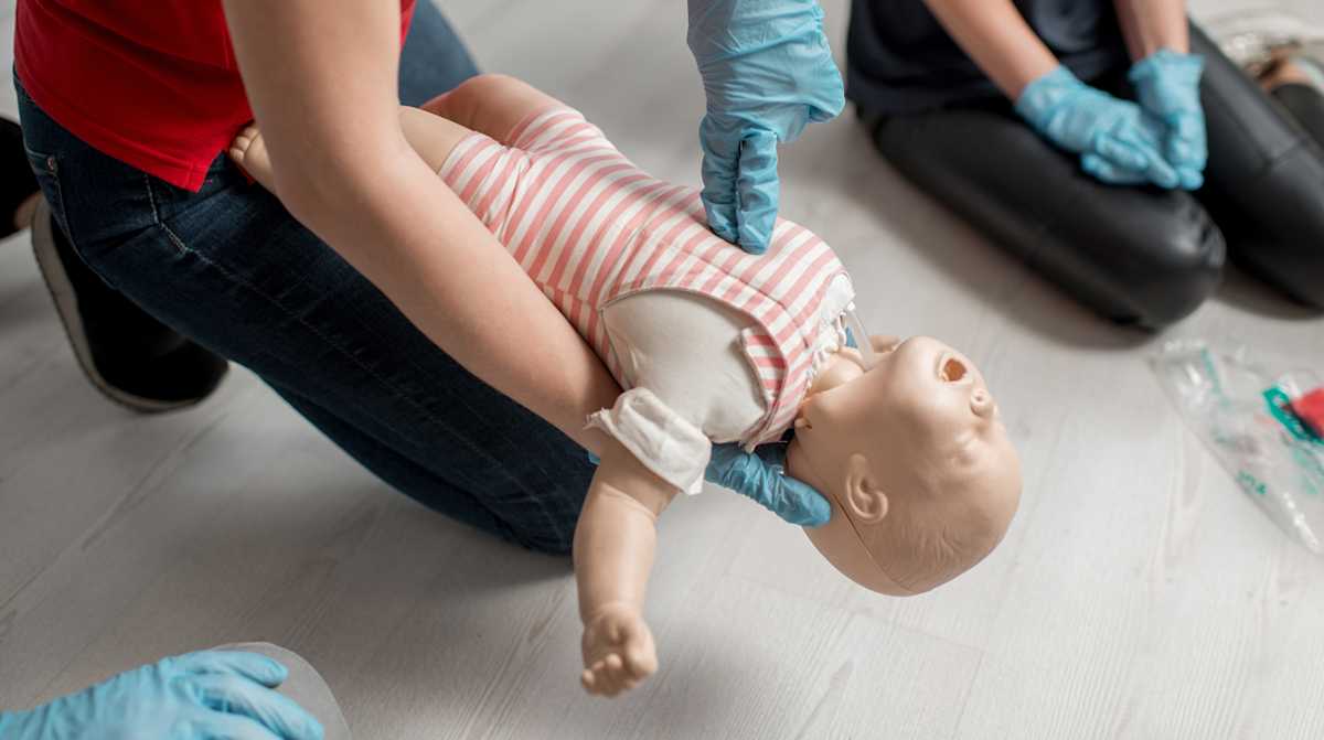 How To Do The Heimlich Maneuver Mom Com