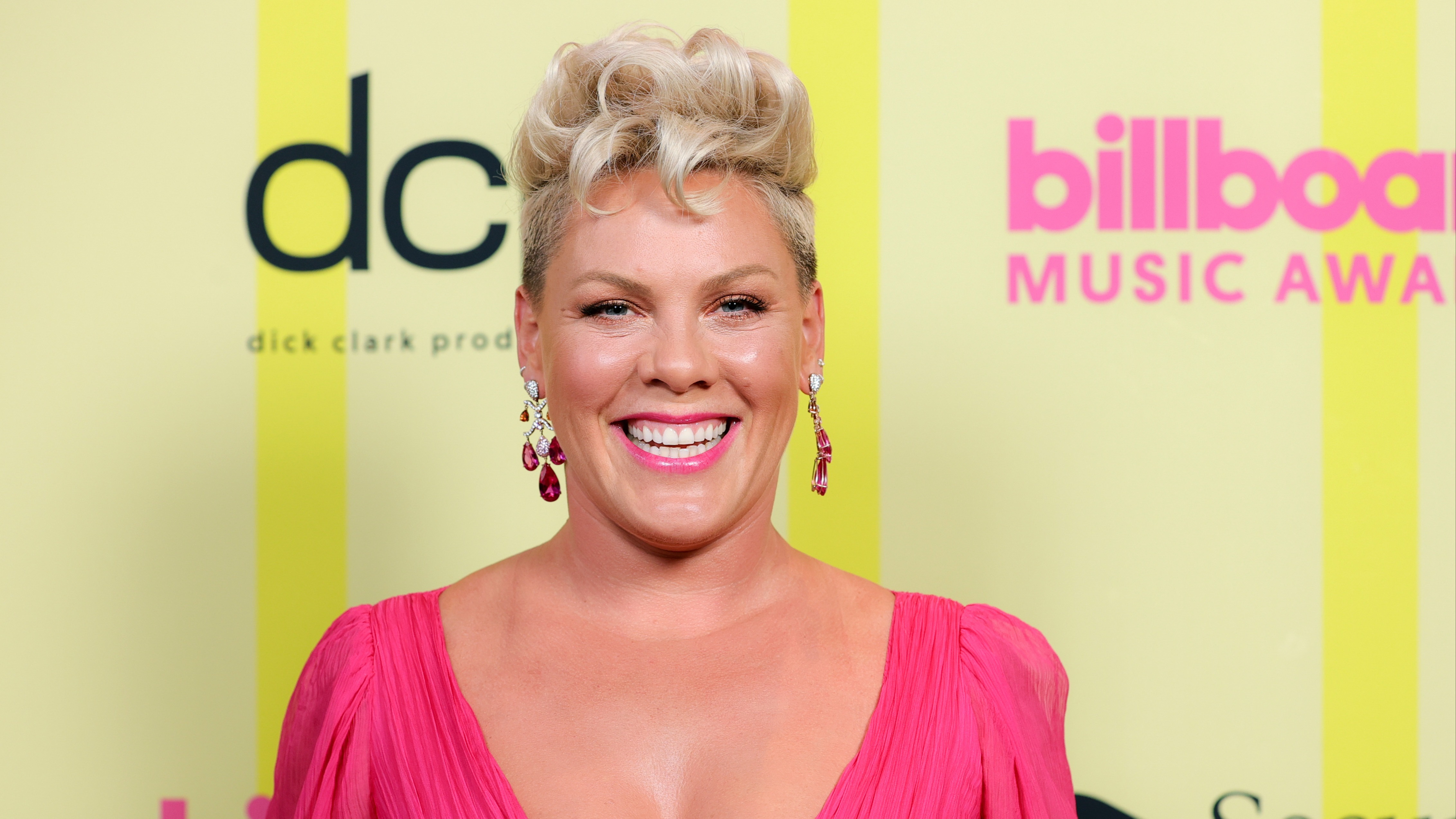 Пинк певица биография личная жизнь Певица Пинк сравнила дочь Элвиса Пресли с "редким драгоценным камнем" после ее с