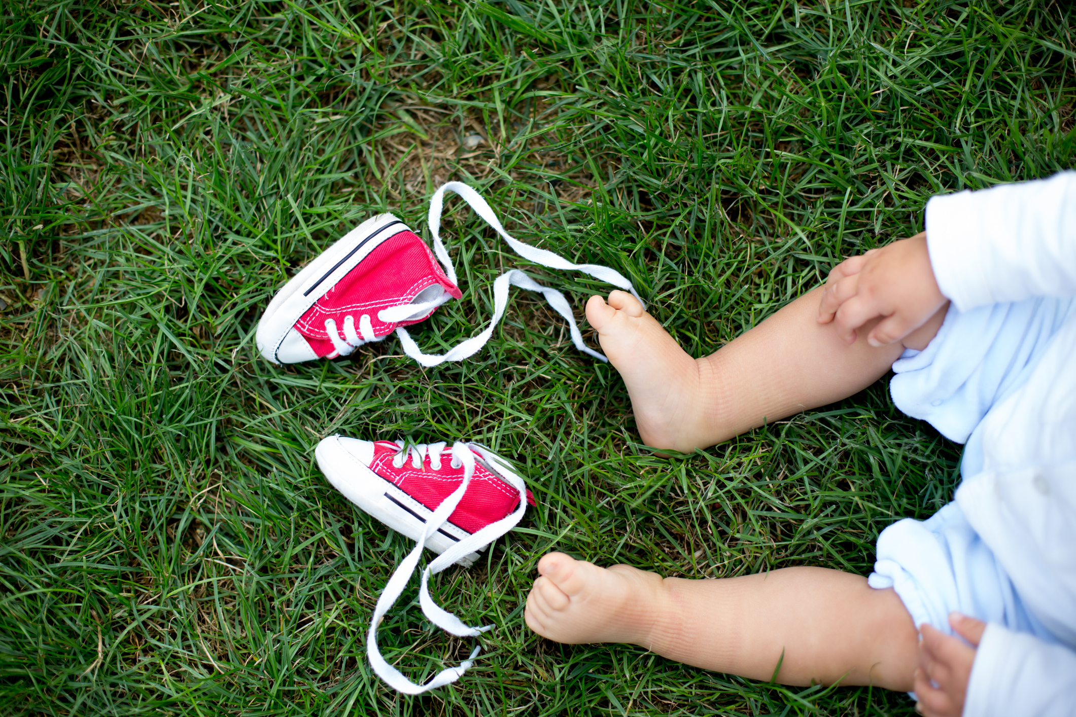 shoes that stay on toddlers feet