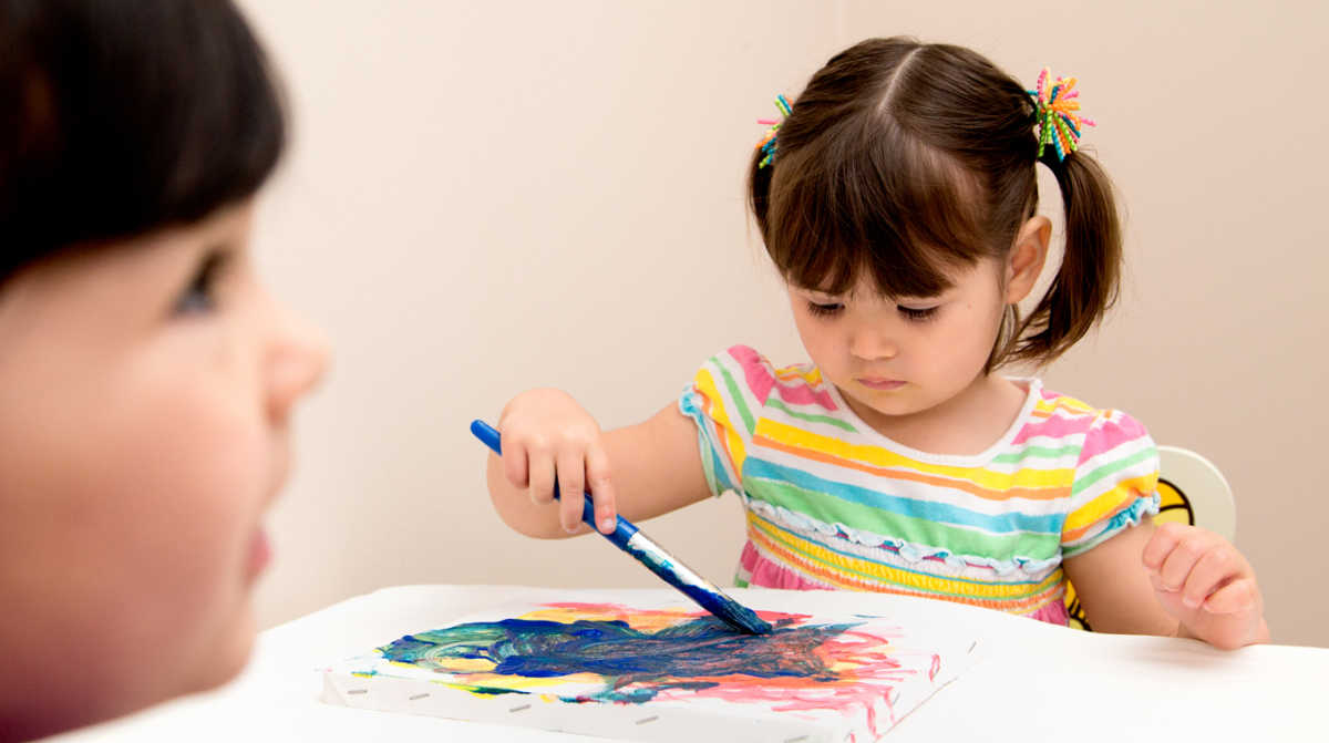 Почему дети красят. Ребенок красит. Рисование в ДОУ картинки для детей. Детей красят детей. Красит картинка для детей.