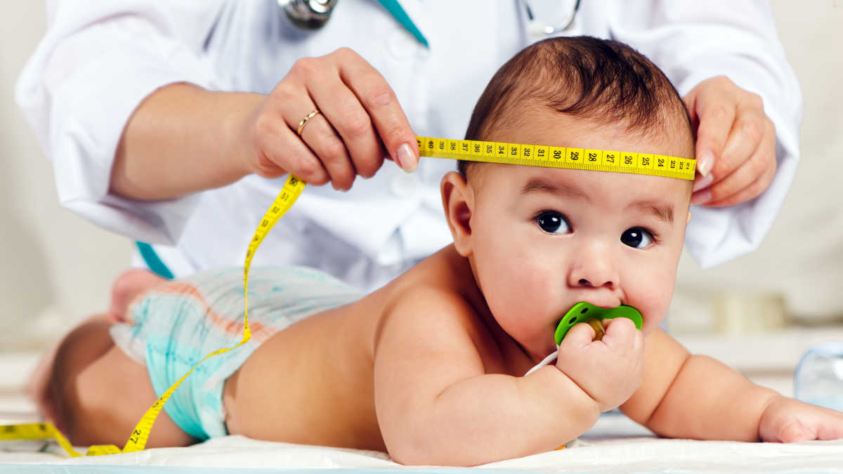Большая окружность головы. Измерение окружности головы. Измерение роста новорожденного ребенка. Измерение окружности головы у детей. Измерение окружности головы грудного ребенка.