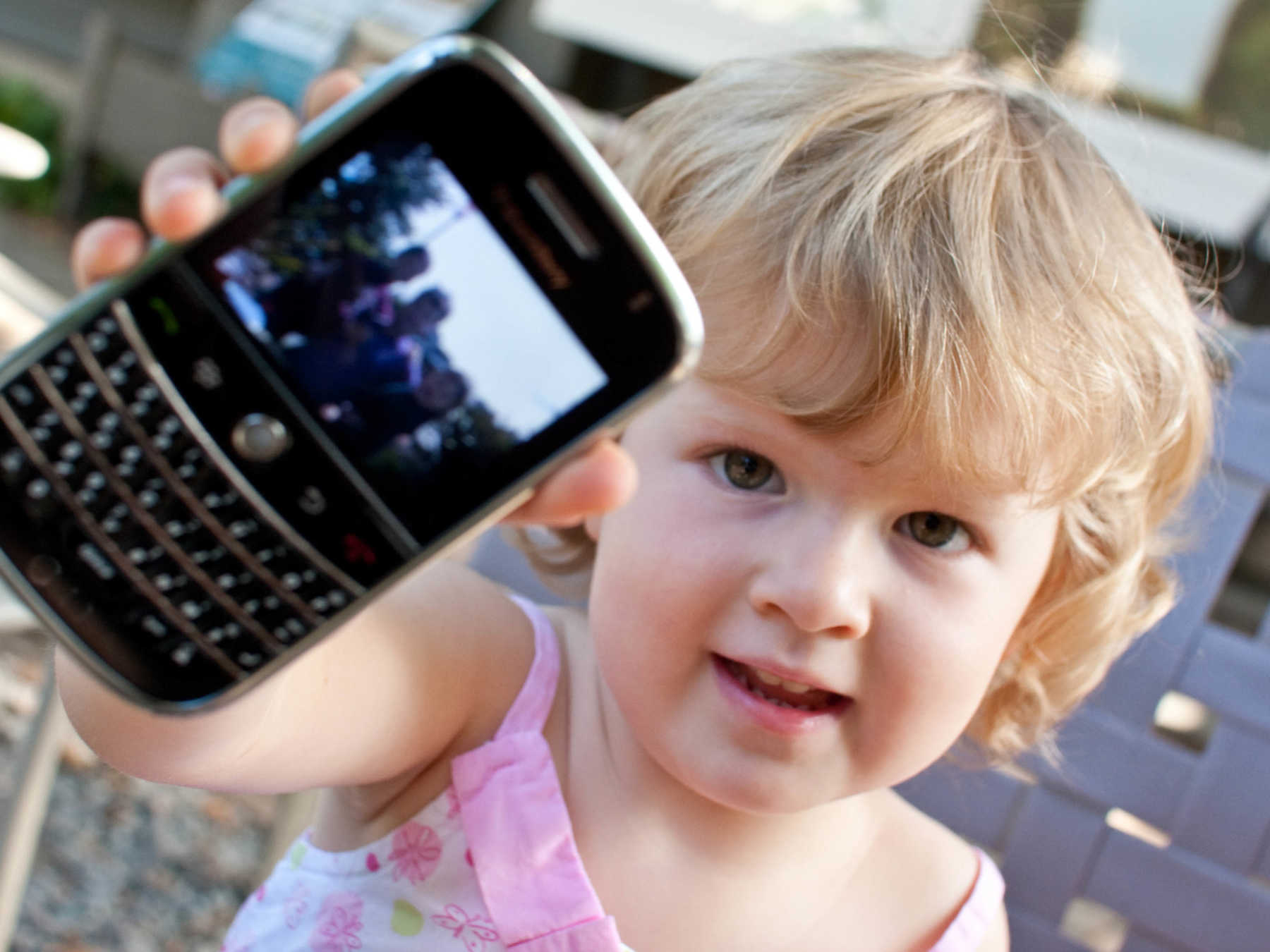 Дети коммуникатором. Ребенок со смартфоном. Детство в гаджетах. Вред смартфонов для детей. Сколько стоит ребенок.
