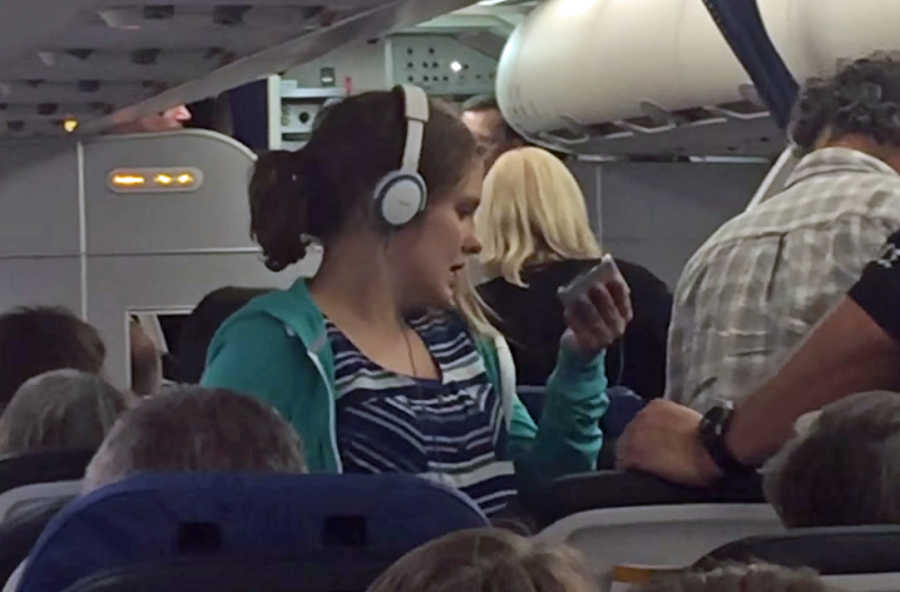 Autistic girl from Oregon kicked off airplane 