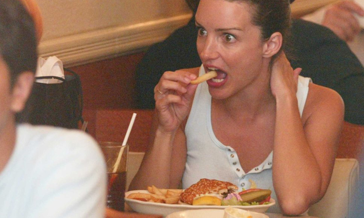 Знаменитости кушают. Звезды которые едят все. Что кушает рианна. Знаменитости с фруктами. Фото звезд за едой.