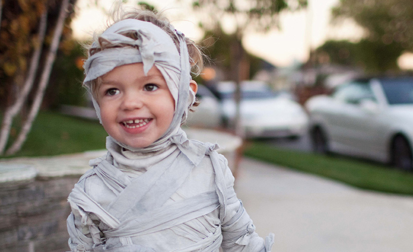 10 Amazingly Easy Halloween Costumes That Start with A Bed Sheet image picture