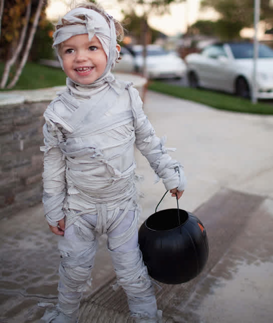 10 Amazingly Easy Halloween Costumes That Start with A Bed Sheet 