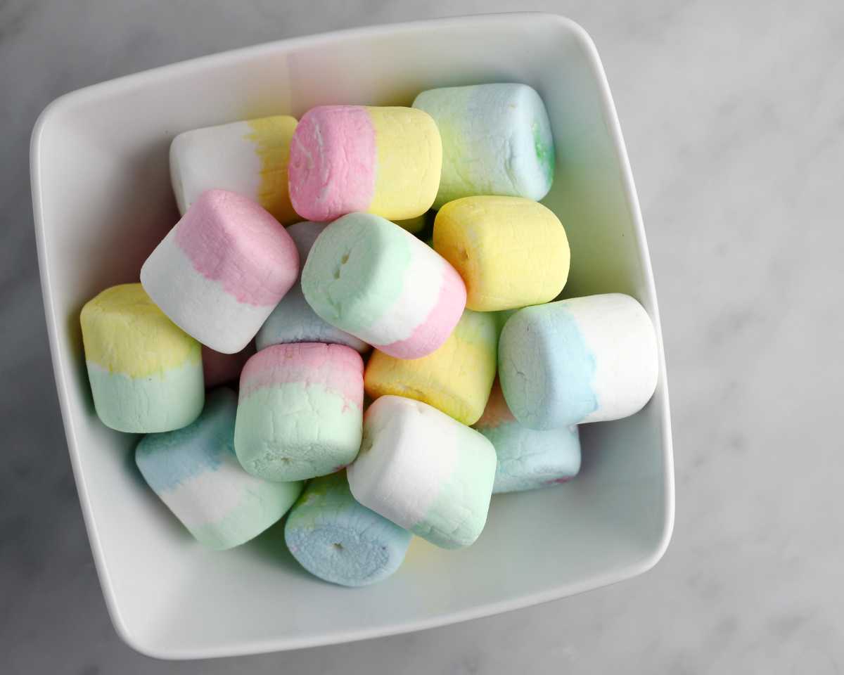 Easy Dip-Dyed Marshmallows for a Colorful Easter | Mom.com