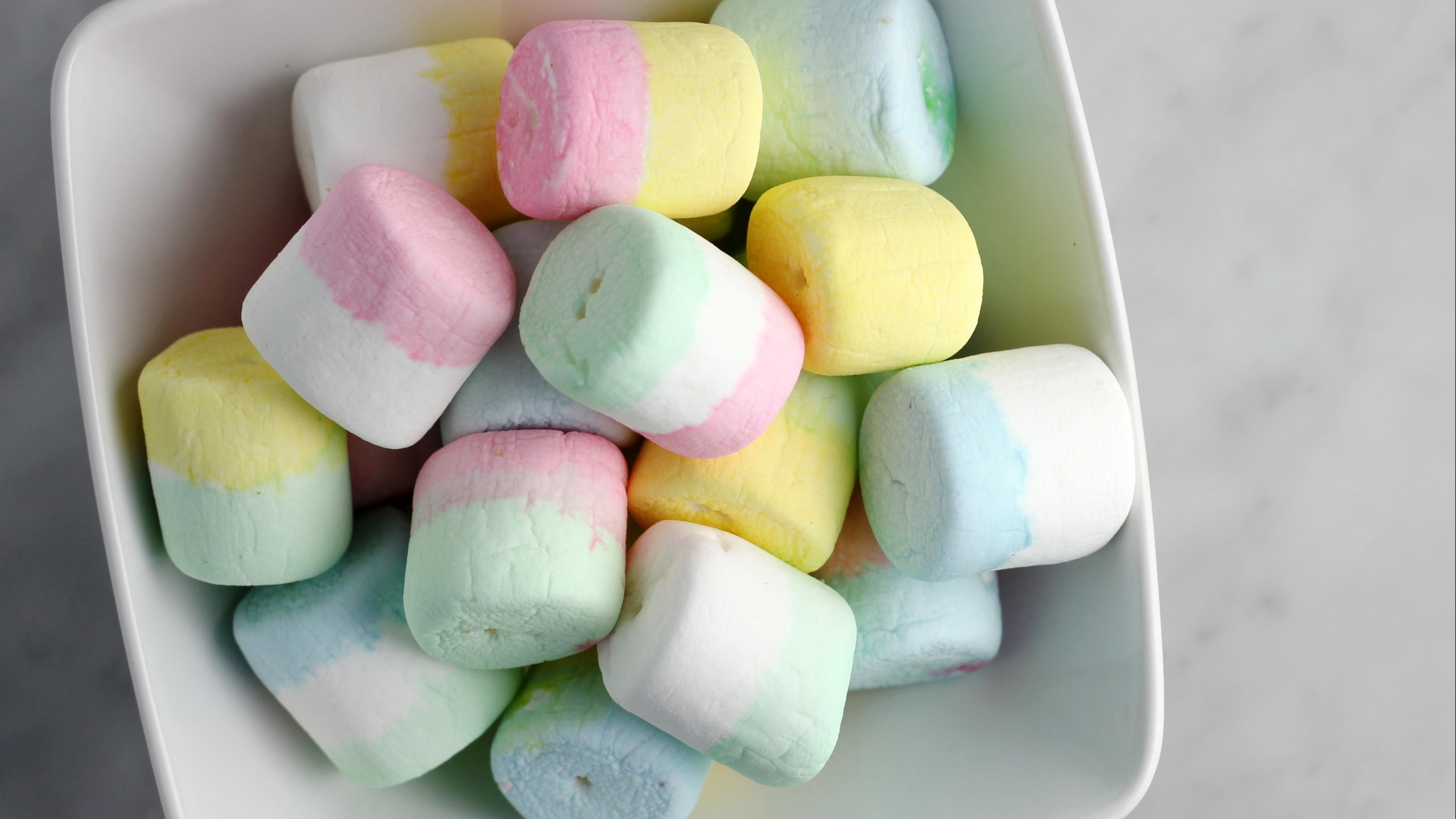 Easy Dip-Dyed Marshmallows for a Colorful Easter | Mom.com