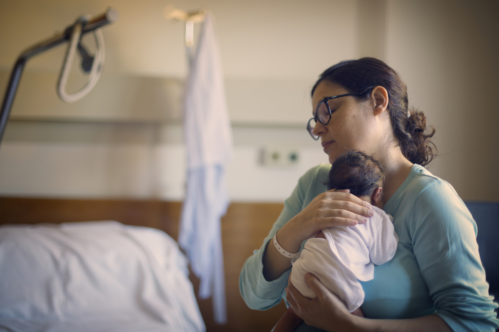 newborn cries more with mom