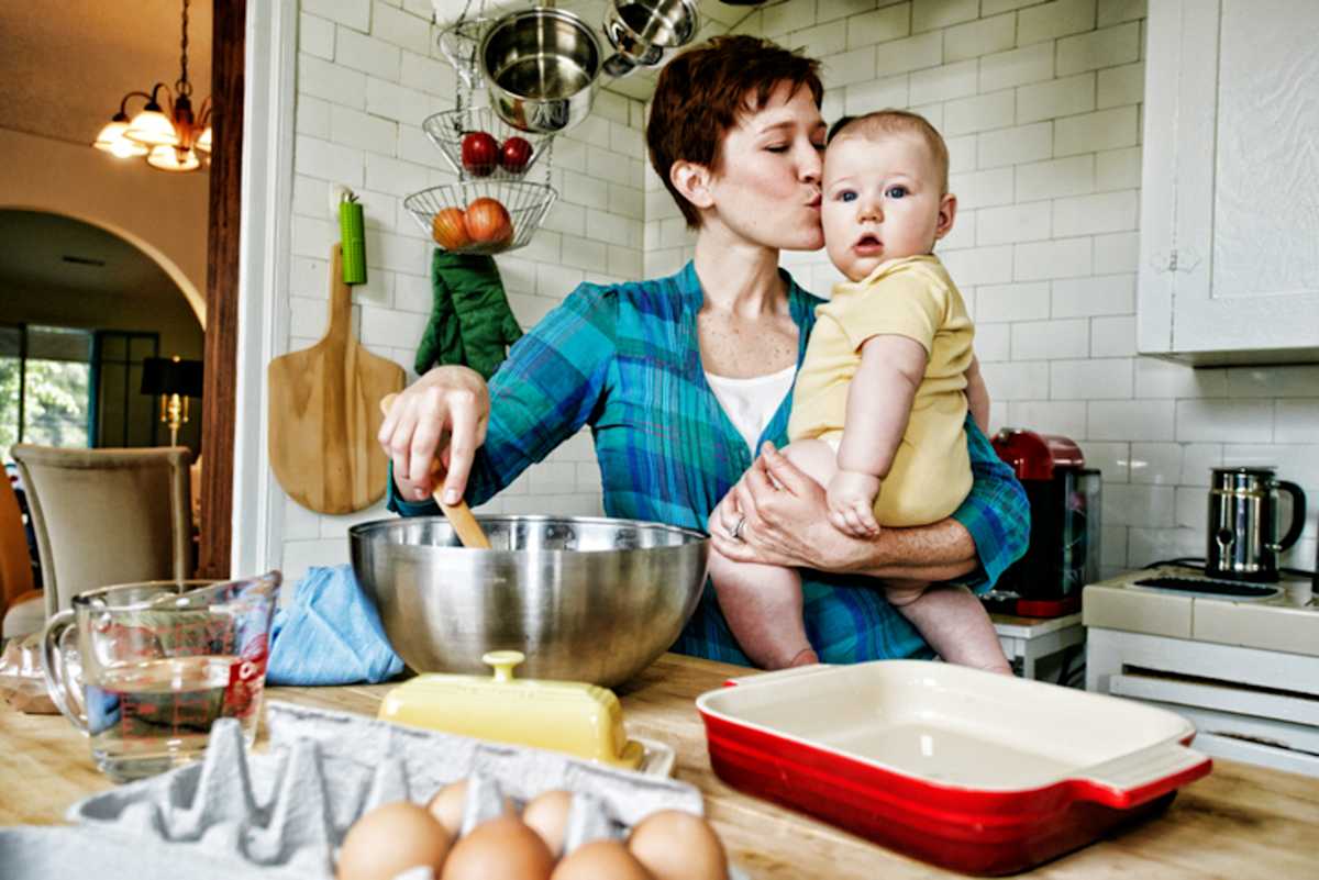 The Reason Moms Always Hold Their Babies On Their Left Side Is Super Instinctual Mom Com
