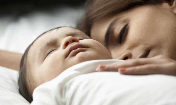 Harvard Researchers Say Co-Sleeping Is Actually the 'Norm' | Mom.com