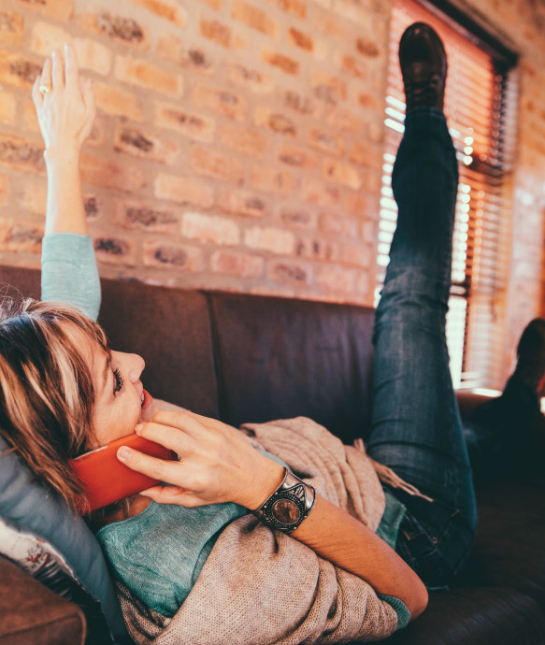 couch-workout-scissor-kicks