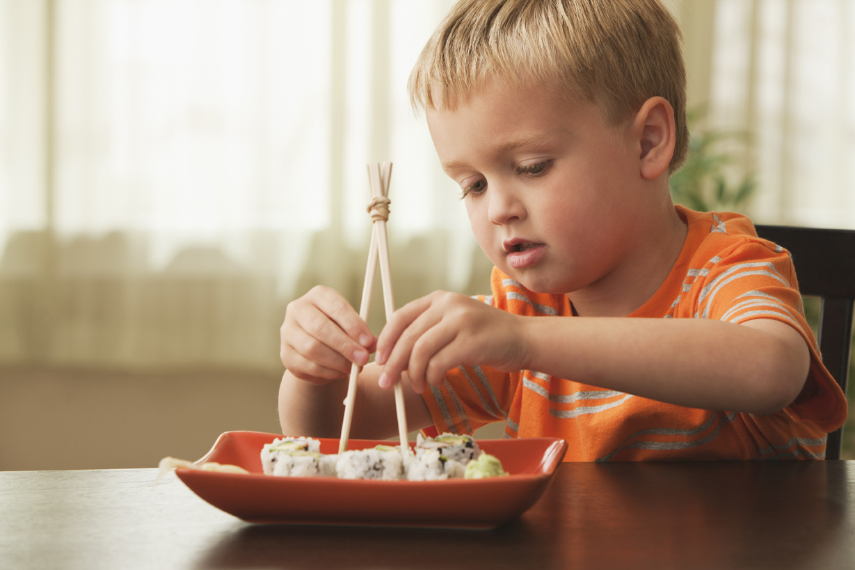 Попробовать новый опыт. Грабли карикатура. Девушка наслаждается едой. Человек решающий проблемы. Вкус для детей.