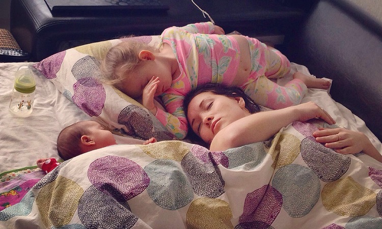 Mom Records Herself Trying To Sleep And It S Way Too Relatable Mom Com