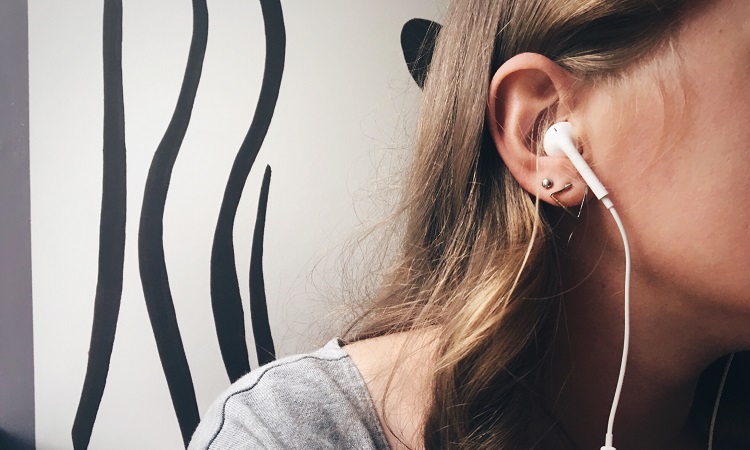 Constant use of headphones becomes alarming: know the damage that can happen