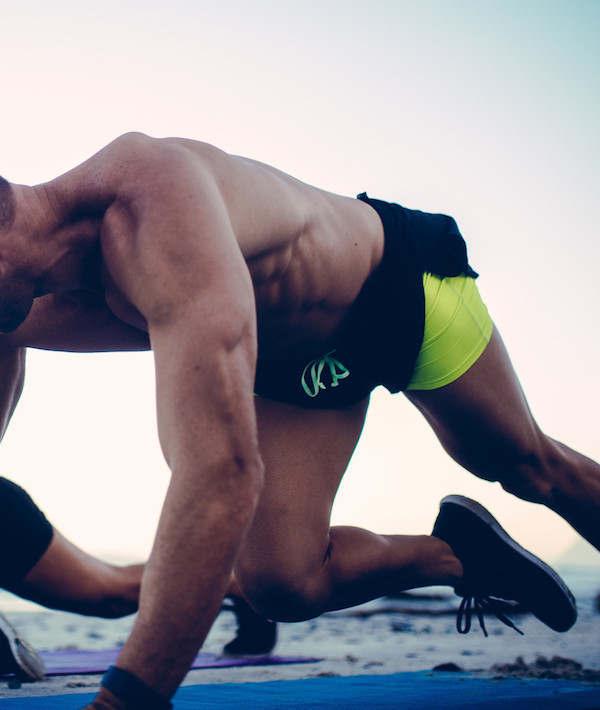 young-adult-couple-lifestyle-together-exercise-fitness-workout-abs-six-pack-mountain-climbers_t20_g8jewz