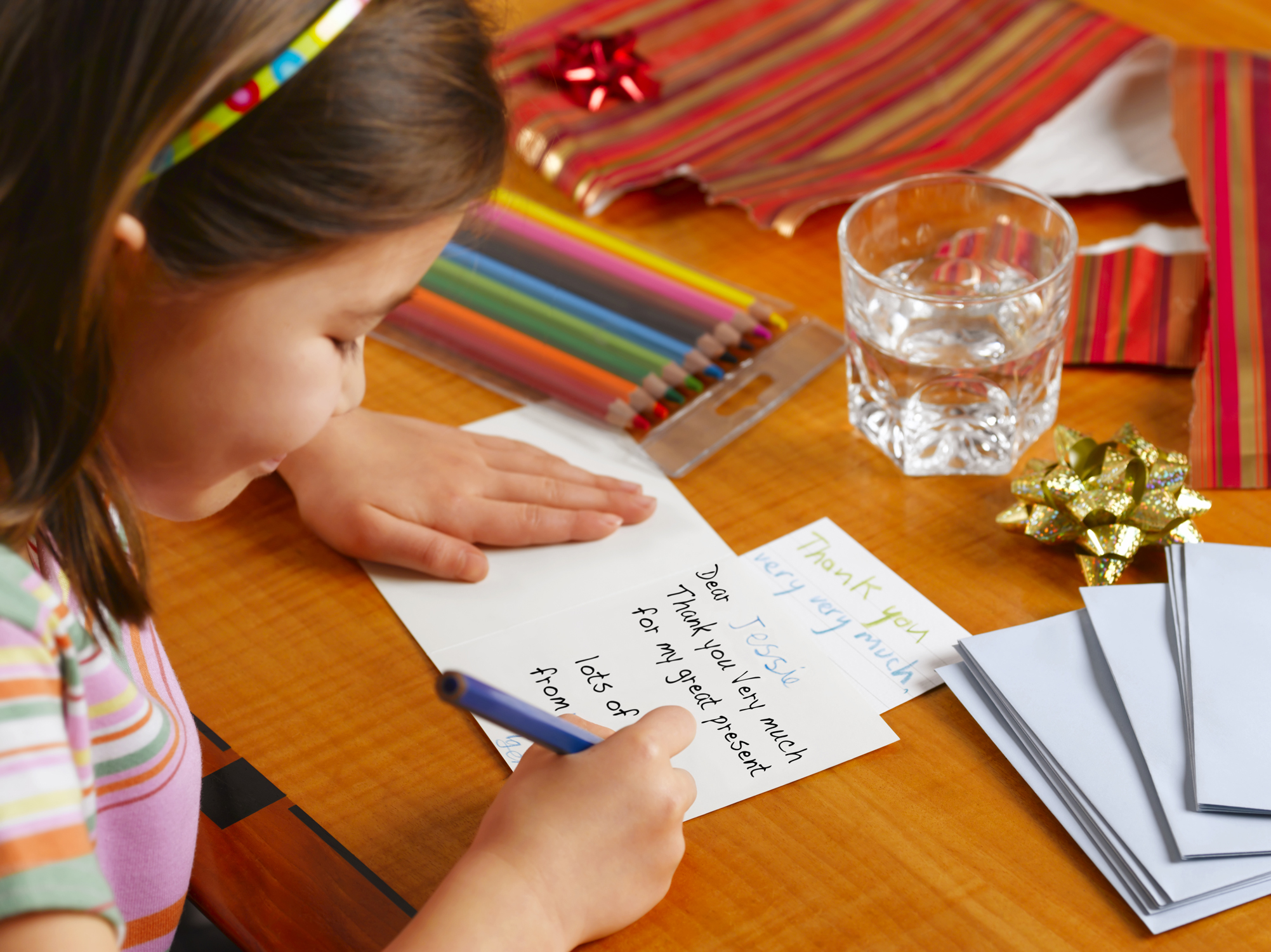 Take write me a letter. Ребенок пишет. Дошкольник пишет. Дети пишут на уроке письма. Дети пишут на листочках.