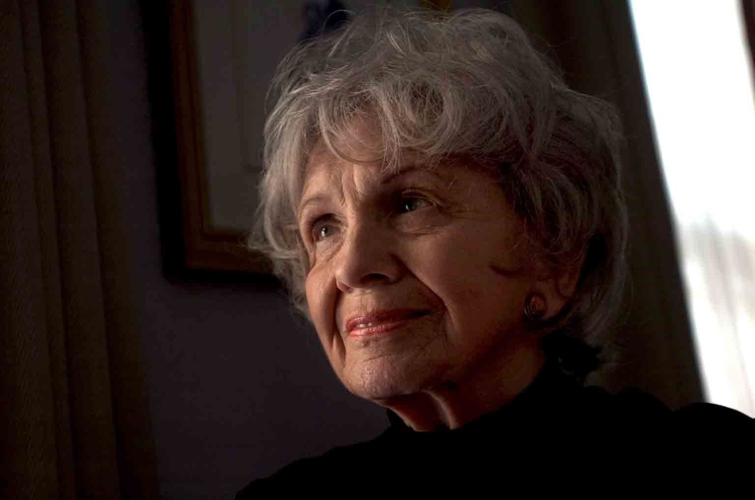 Alice Munro, Mom of Four, Wins Nobel Prize in Literature