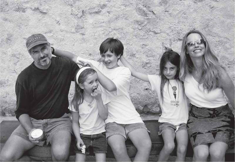 Во что одевался стив джобс. 78373 steve jobs family. Во что одевался стив джобс фото. Во что одевался стив джобс-78373 steve jobs family. картинка Во что одевался стив джобс. картинка 78373 steve jobs family. На своих презентациях Стив Джобс неизменно появлялся в одежде, ставшей его «униформой» – черной водолазке St. Croix с длинными рукавами, синих джинсах Levi’s 501 и кроссовках New Balance 991. Простота в одежде как бы подчеркивала блеск и роскошь очередной новинки Apple. Сразу после кончины основателя Apple, фанаты кинулись скупать водолазки St. Croix у бренда TMZ, чтобы примерить на себя простой стиль своего кумира.