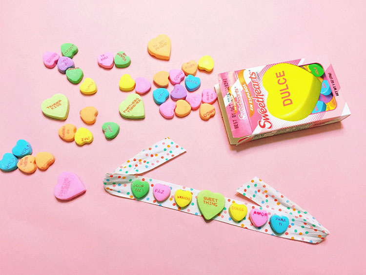 Bilingual Conversation Hearts Bracelet | Mom.com