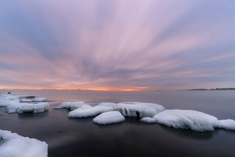 Pitkällä valotuksella otettu kuva merestä pilvien liikkuen nopeasti taivaalla ja veden ollen tasainen