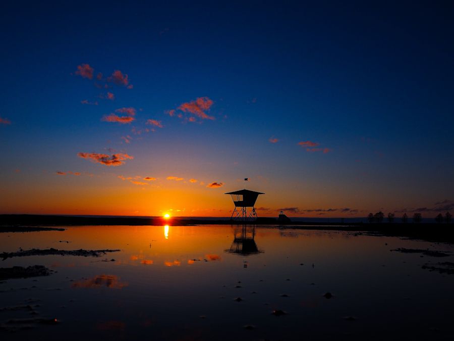 Auringonlasku Oulun rannalla