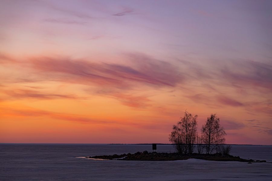 Auringonlaskussa oleva saari