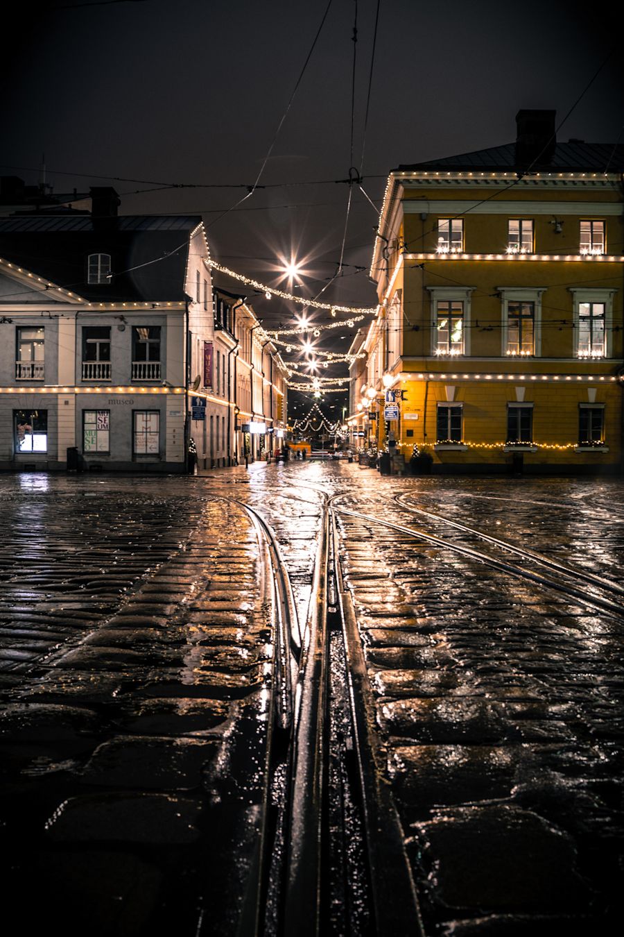 Katariinankatu Helsingissä sateisena yönä